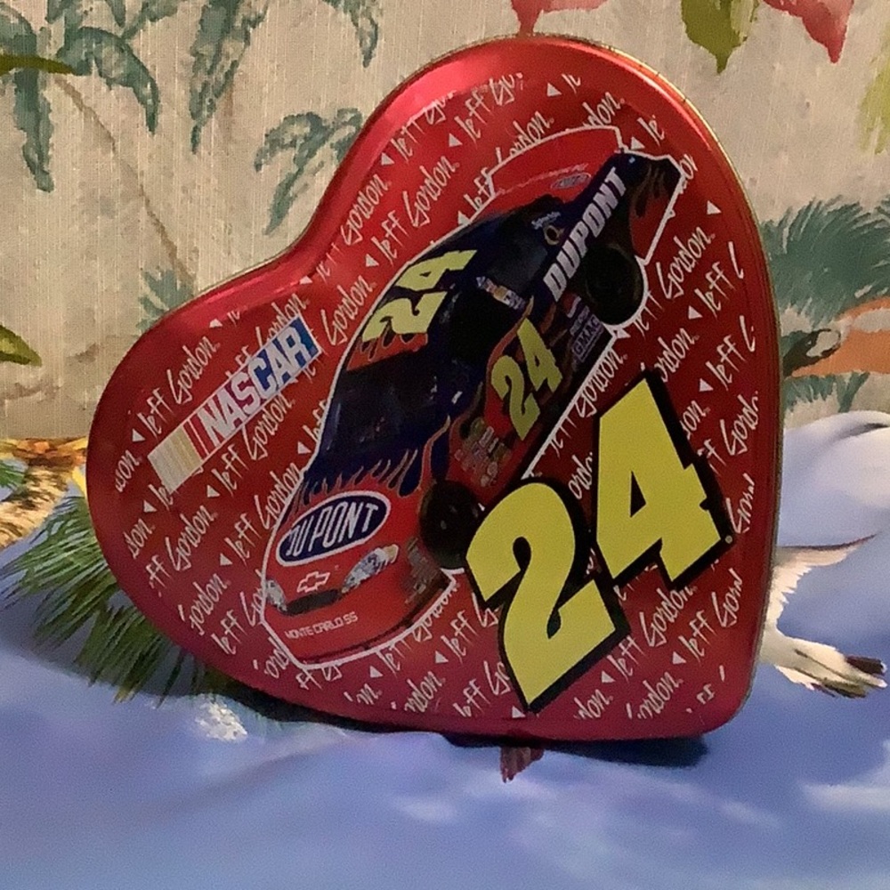 Jeff Gordon # 24 Collectable Valentines tin NASCAR red gold
